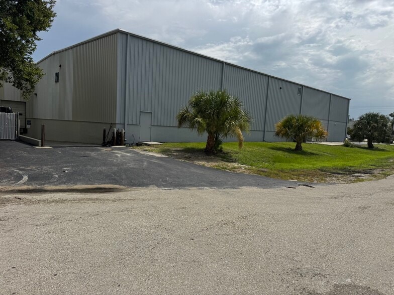 11871 Metro Pky, Fort Myers, FL for lease - Building Photo - Image 2 of 9