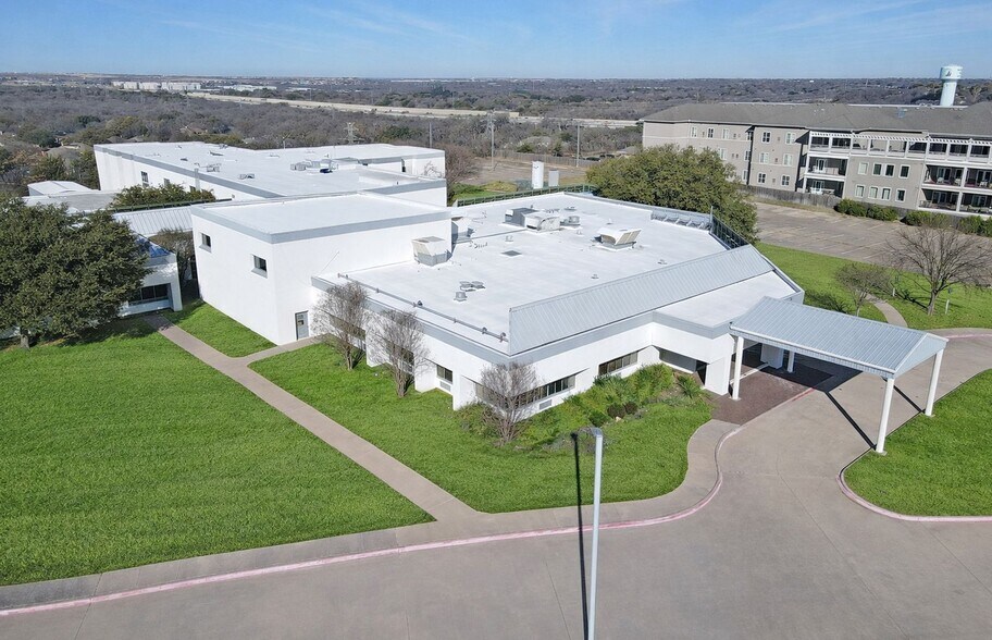 6201 Overton Ridge Blvd, Fort Worth, TX à vendre - Photo du bâtiment - Image 3 de 13