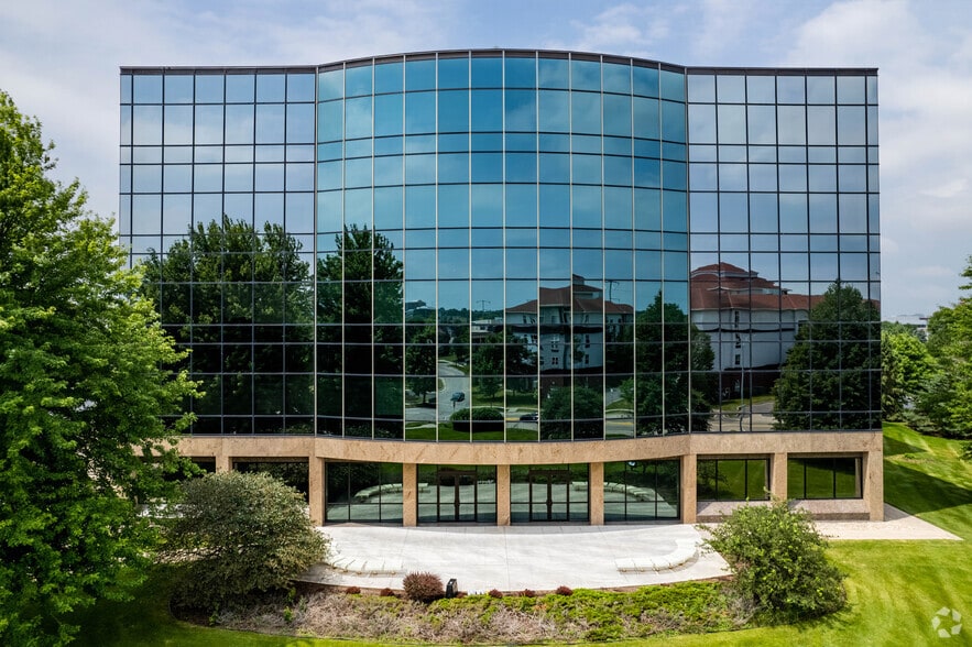 1200 John Q Hammons Dr, Madison, WI for lease - Building Photo - Image 3 of 6