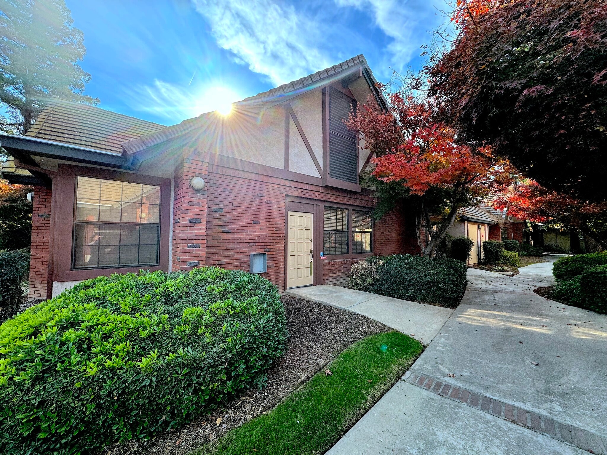 6323 N Fresno St, Fresno, CA à louer Photo du bâtiment- Image 1 de 8