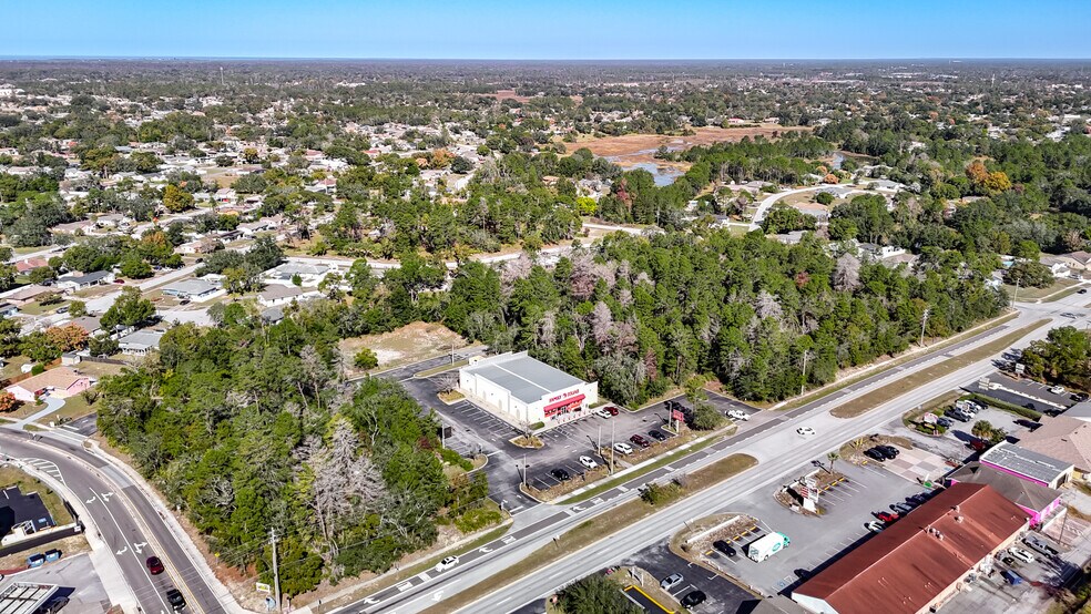 4075 Deltona Blvd, Spring Hill, FL à vendre - Photo du bâtiment - Image 2 de 4