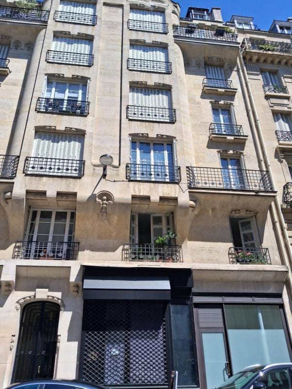 Retail in Paris for sale Building Photo- Image 1 of 7
