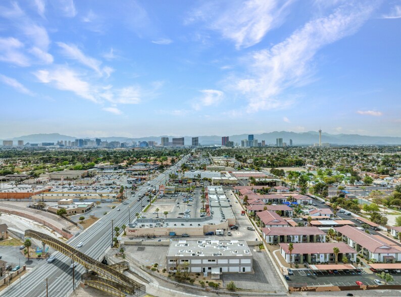 3120 E Desert Inn Rd, Las Vegas, NV à vendre - Photo du bâtiment - Image 3 de 11