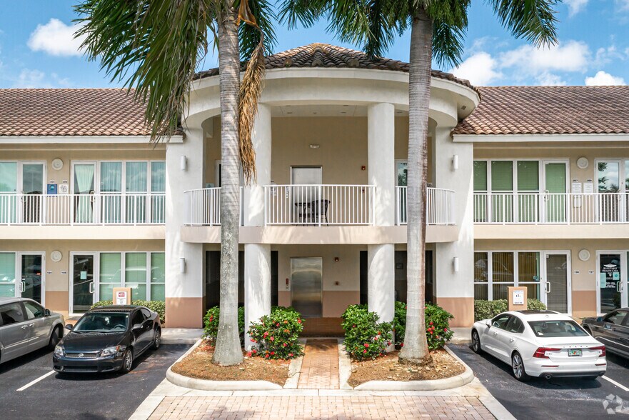 5220 S University Dr, Davie, FL à louer - Photo du bâtiment - Image 2 de 11