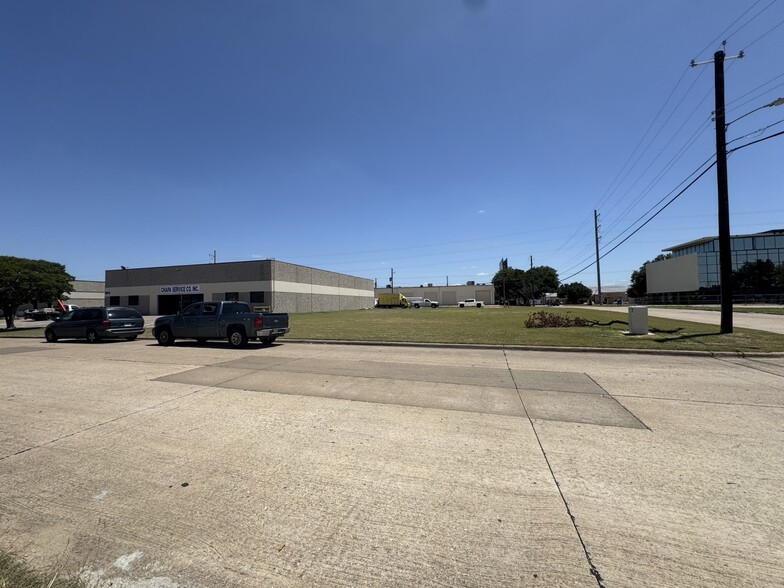 2014-2018 Silver St, Garland, TX for sale - Building Photo - Image 2 of 12