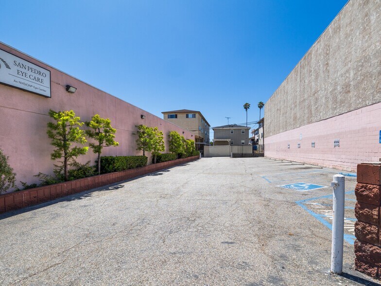 571 W 7th St, San Pedro, CA à vendre - Photo du bâtiment - Image 3 de 12