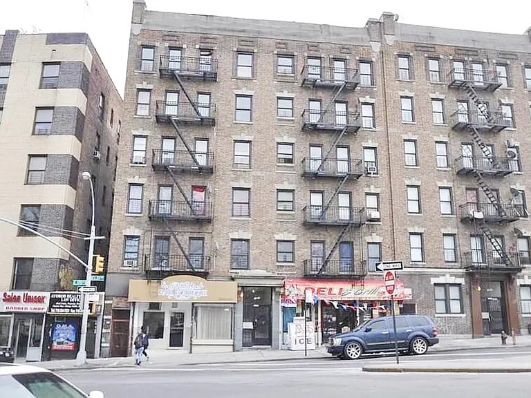 1398 and 1402 Clay Avenue portfolio of 2 properties for sale on LoopNet.ca - Building Photo - Image 2 of 24