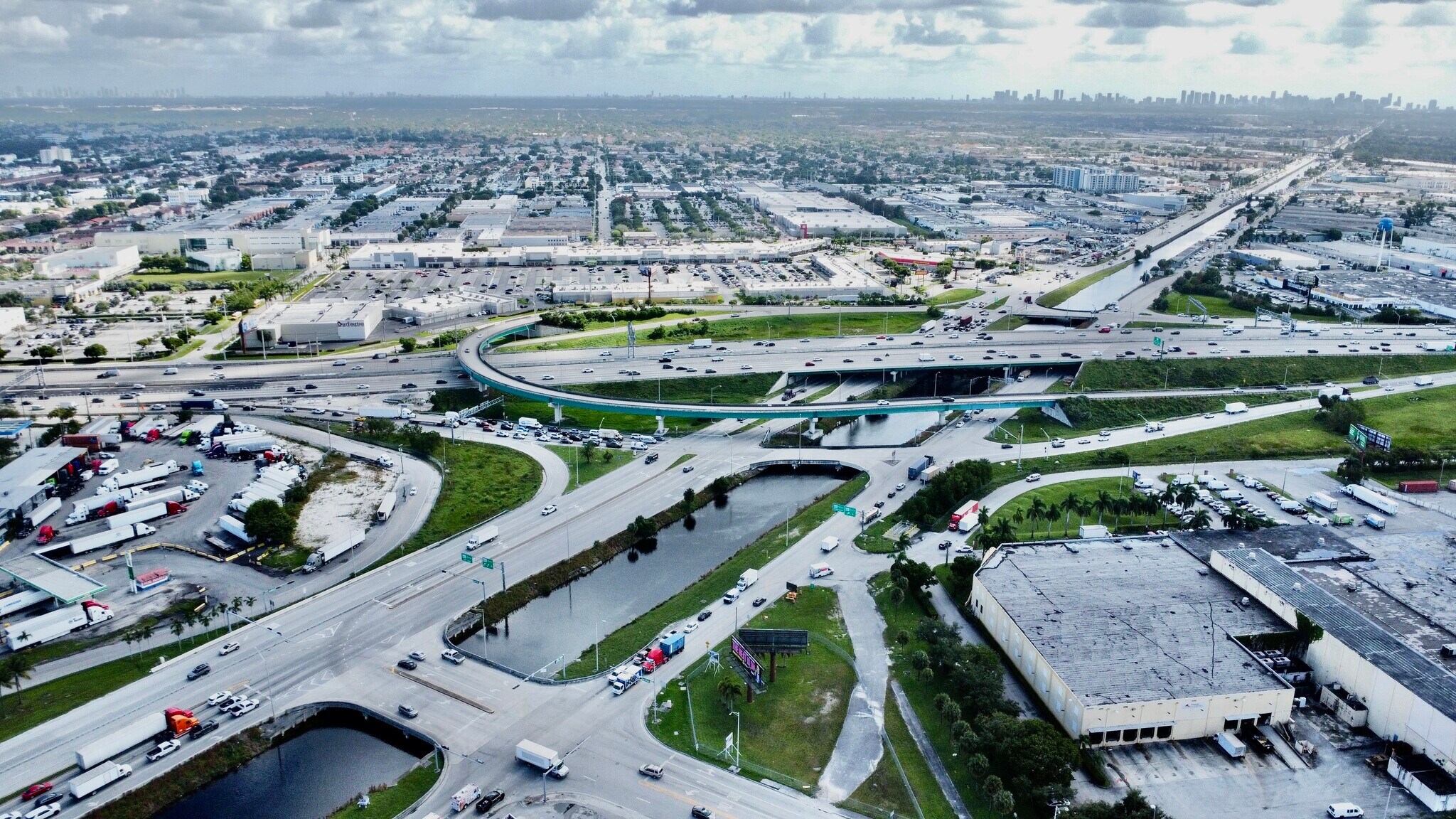 NW South River Dr, Medley, FL à louer Photo du bâtiment- Image 1 de 5