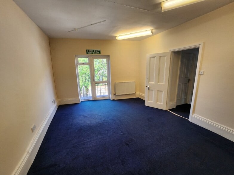 42 The Broadway, London for lease - Interior Photo - Image 3 of 5