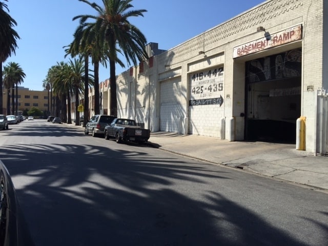 425-439 E 20th St, Los Angeles, CA for lease - Building Photo - Image 2 of 6