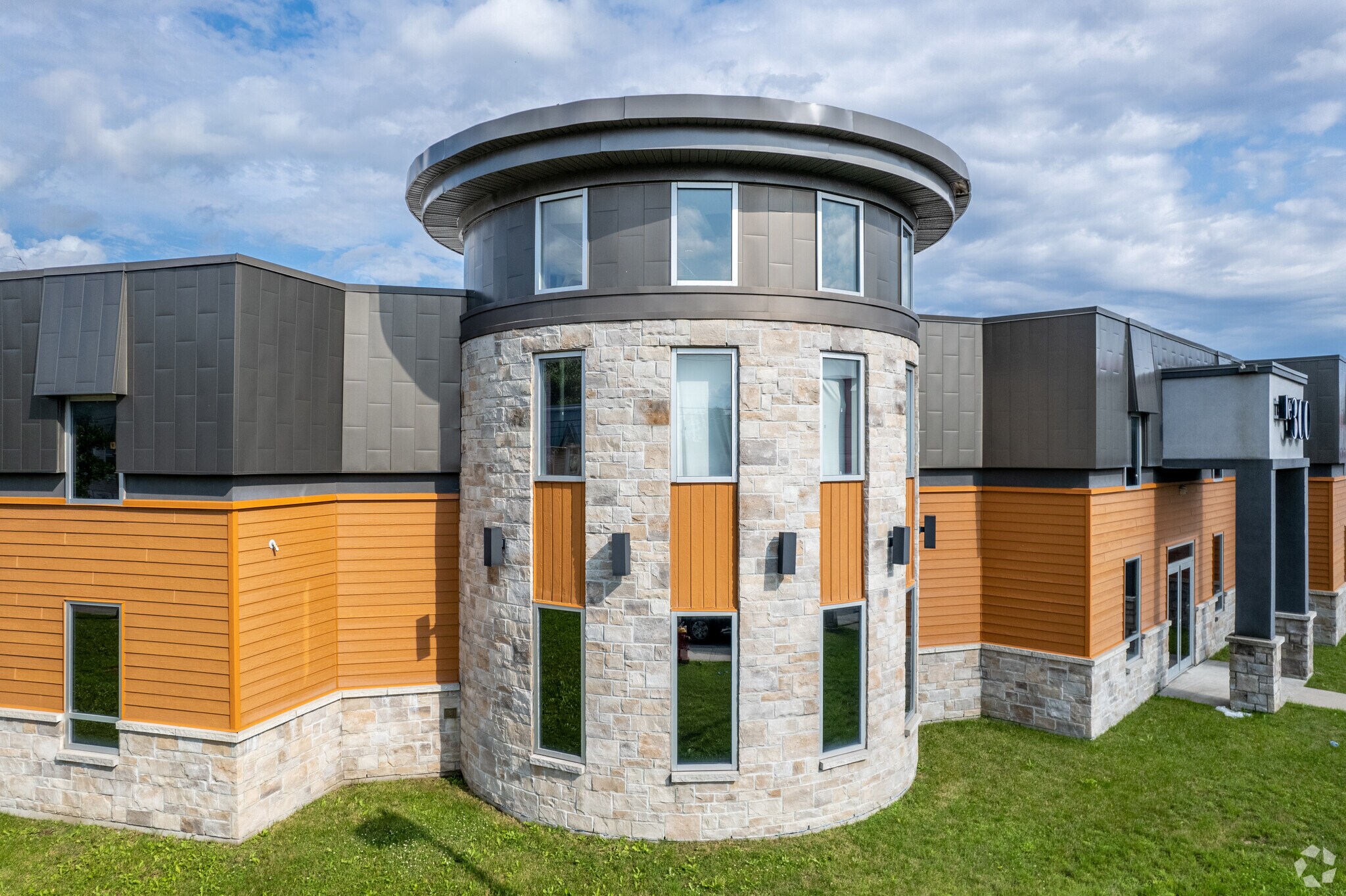 298-300 Boul Sainte-Rose, Laval, QC for sale Primary Photo- Image 1 of 1