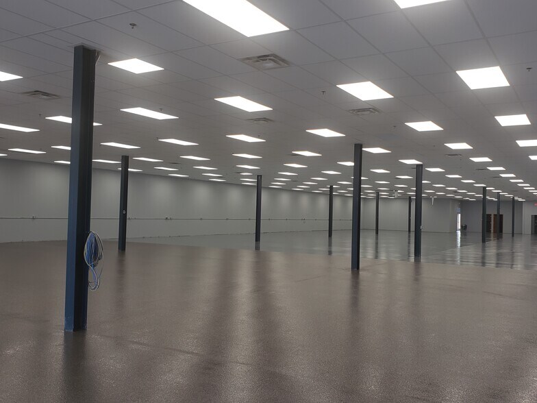 990 W 41st St, Hibbing, MN à louer - Photo intérieure - Image 2 de 25