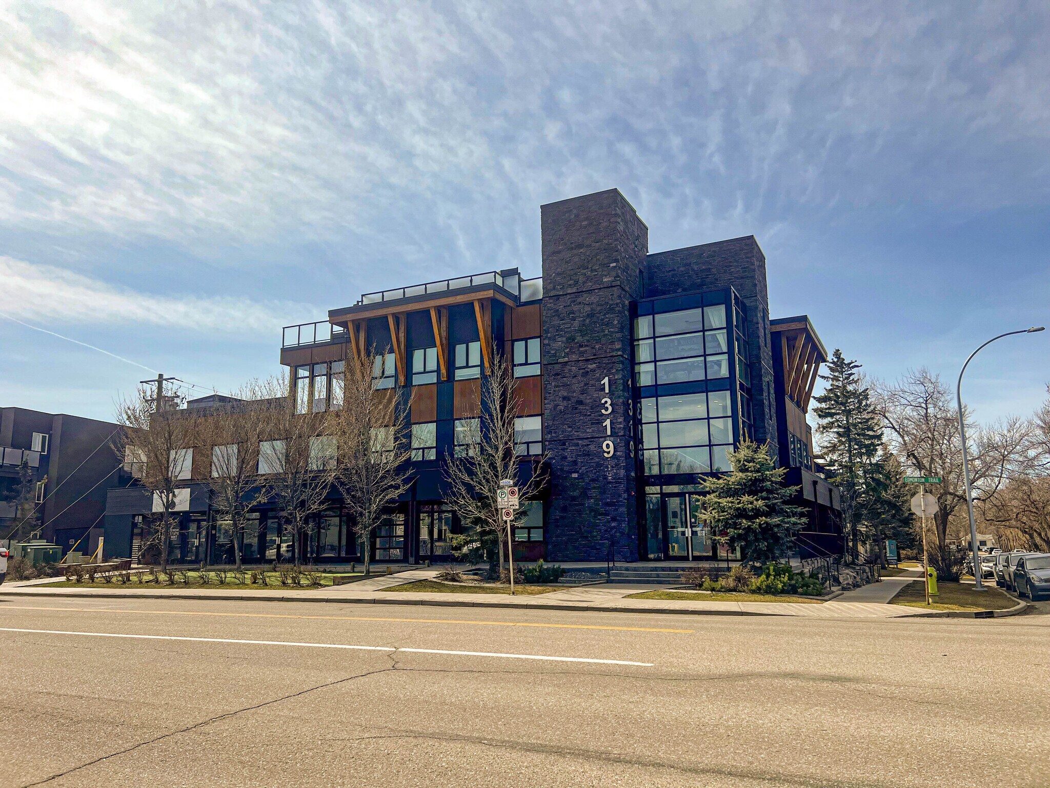 1319 Edmonton Trl NE, Calgary, AB à louer Photo du bâtiment- Image 1 de 2