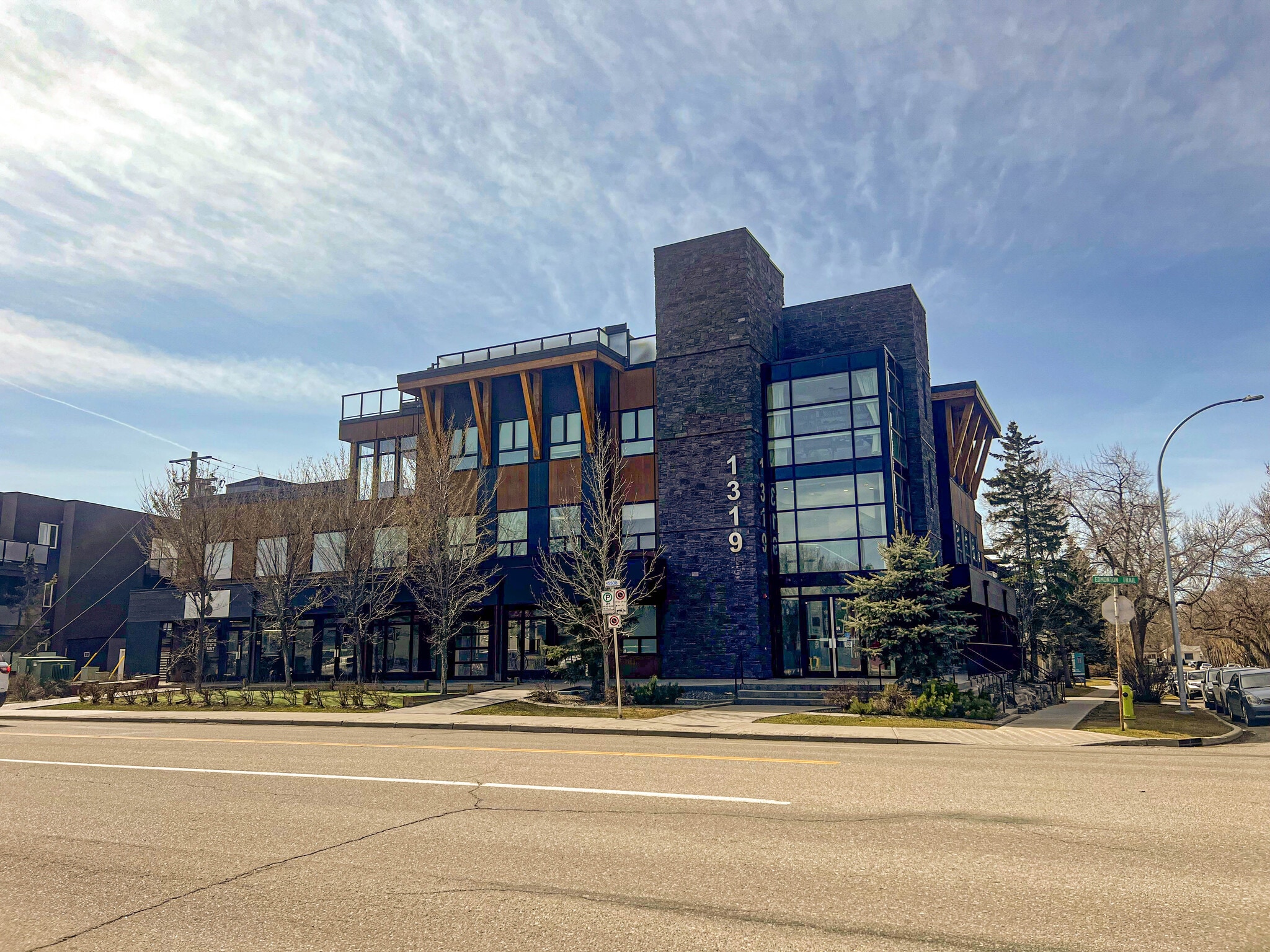 1319 Edmonton Trl NE, Calgary, AB à louer Photo principale- Image 1 de 2
