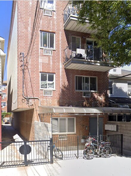 10011 40th Rd, Corona, NY à vendre - Photo principale - Image 1 de 1