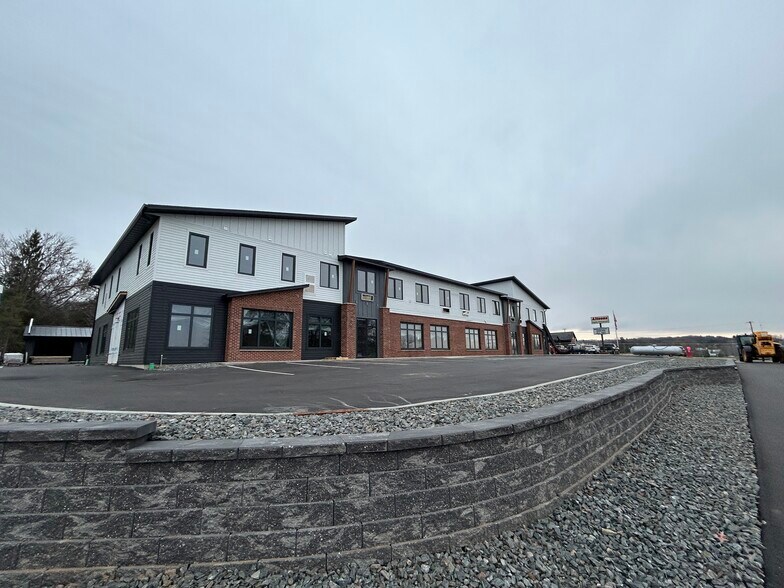 2040 N Hillcrest Pky, Altoona, WI for lease - Building Photo - Image 1 of 5