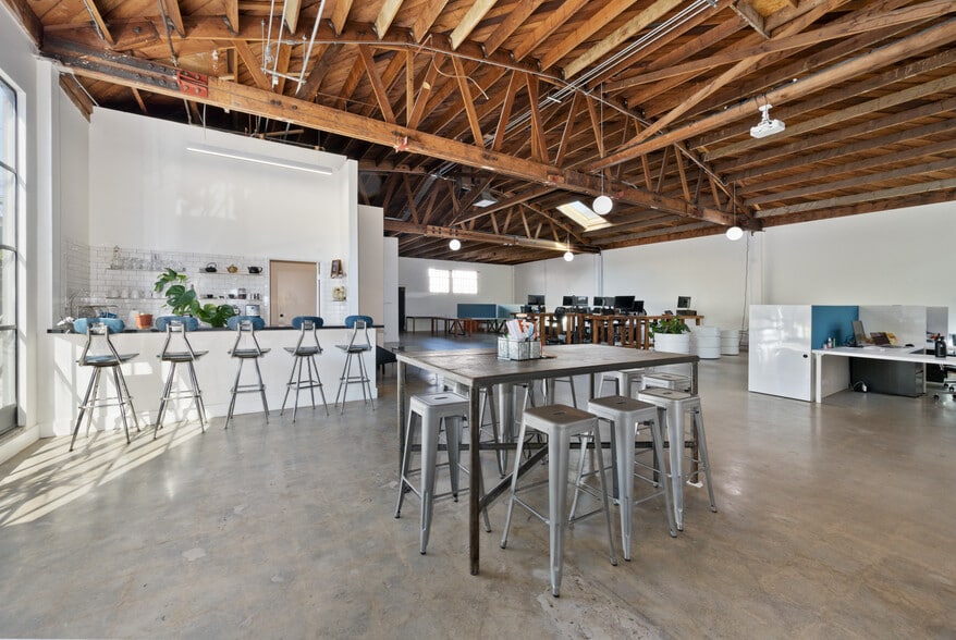 3740 Motor Ave, Los Angeles, CA for lease - Interior Photo - Image 3 of 17