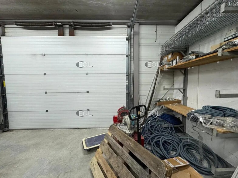 Flex in Champs-sur-Marne for lease - Interior Photo - Image 2 of 8