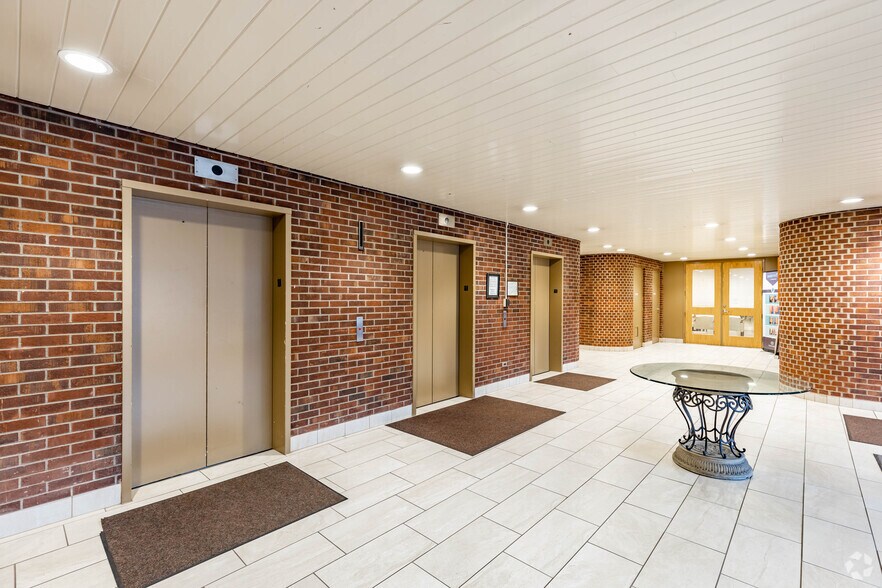 1000 Cliff Mine Rd, Pittsburgh, PA à louer - Hall d’entrée - Image 2 de 4