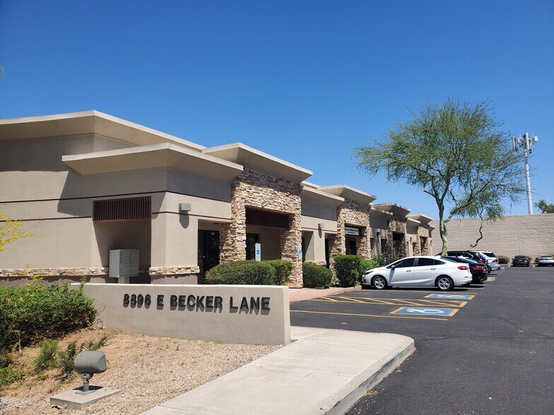8896 E Becker Ln, Scottsdale, AZ à louer - Photo du bâtiment - Image 2 de 2