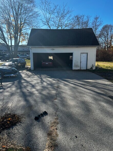 1527 Fall River Ave, Seekonk, MA à vendre - Photo du bâtiment - Image 2 de 2