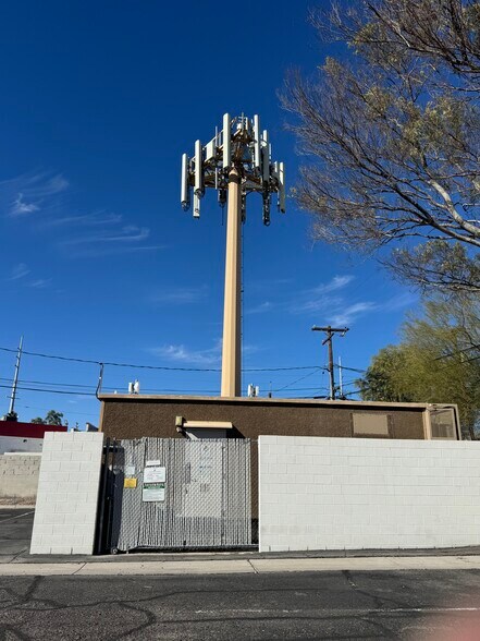 2458 E Russell Rd, Las Vegas, NV à vendre - Photo du bâtiment - Image 3 de 11