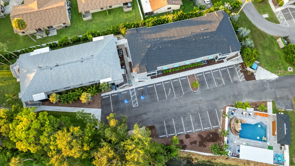 2704 49th Ave W, Bradenton, FL à vendre - Photo du bâtiment - Image 2 de 20