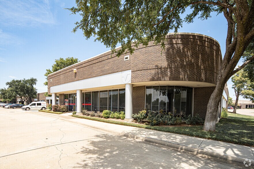 1313 Valwood Pky, Carrollton, TX à louer - Photo du bâtiment - Image 3 de 22
