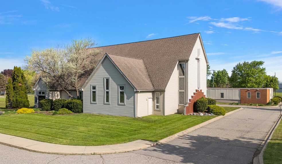 42681 Hayes Rd, Sterling Heights, MI à vendre - Photo principale - Image 1 de 17