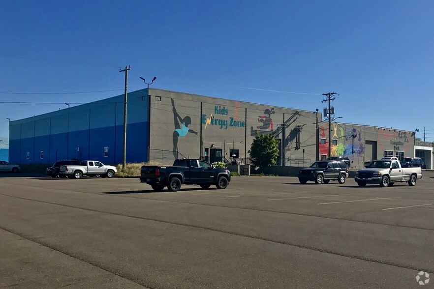 925 N Lapeer Rd, Oxford, MI à louer - Photo du bâtiment - Image 2 de 8