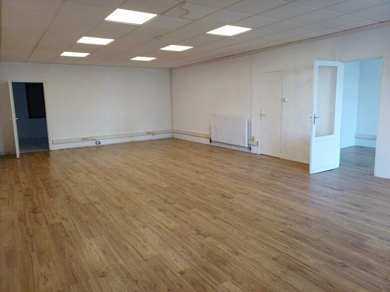 Flex in Bordeaux for lease - Building Photo - Image 2 of 5