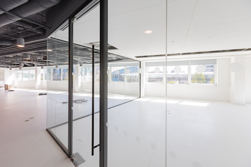 Chicago Ave, Manchester for lease - Interior Photo - Image 3 of 9