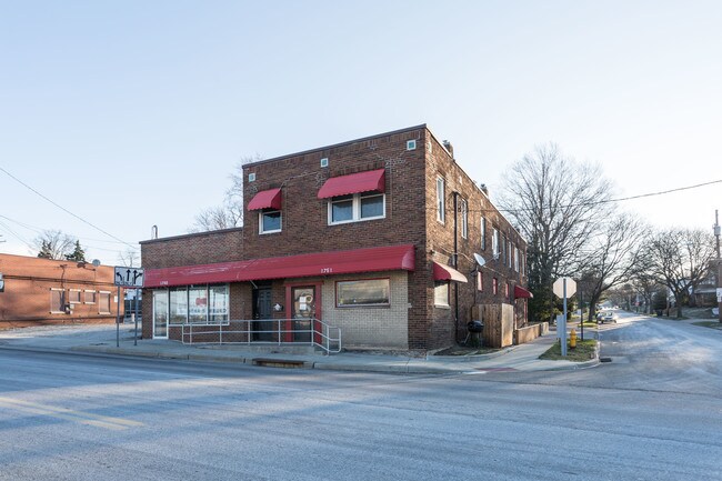 Plus de détails pour 1749-1751 S Main St, Akron, OH - Commerce de détail à louer