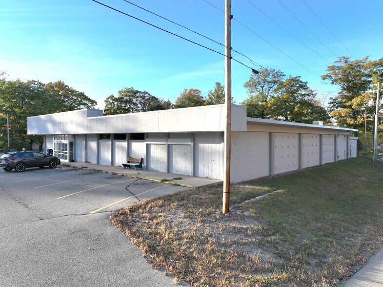 4562 W Houghton Lake Dr, Houghton Lake, MI à vendre - Photo du bâtiment - Image 2 de 5