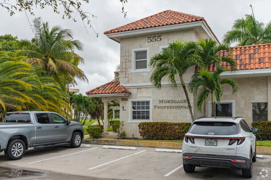 555 S Pompano Pky, Pompano Beach, FL à louer - Photo du bâtiment - Image 2 de 7