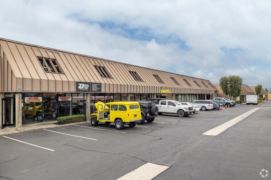 940-1120 W Collins Ave, Orange, CA for lease - Building Photo - Image 2 of 8