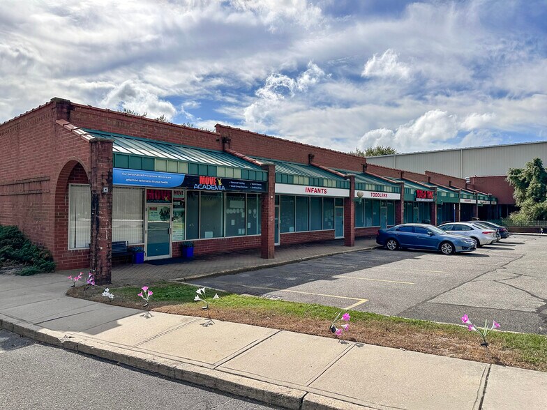 635 Middle Country Rd, Coram, NY à vendre - Photo du bâtiment - Image 3 de 11