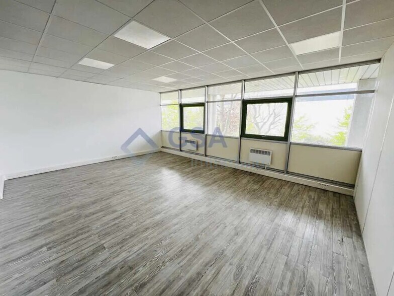 Office in Lisses for lease - Interior Photo - Image 2 of 4