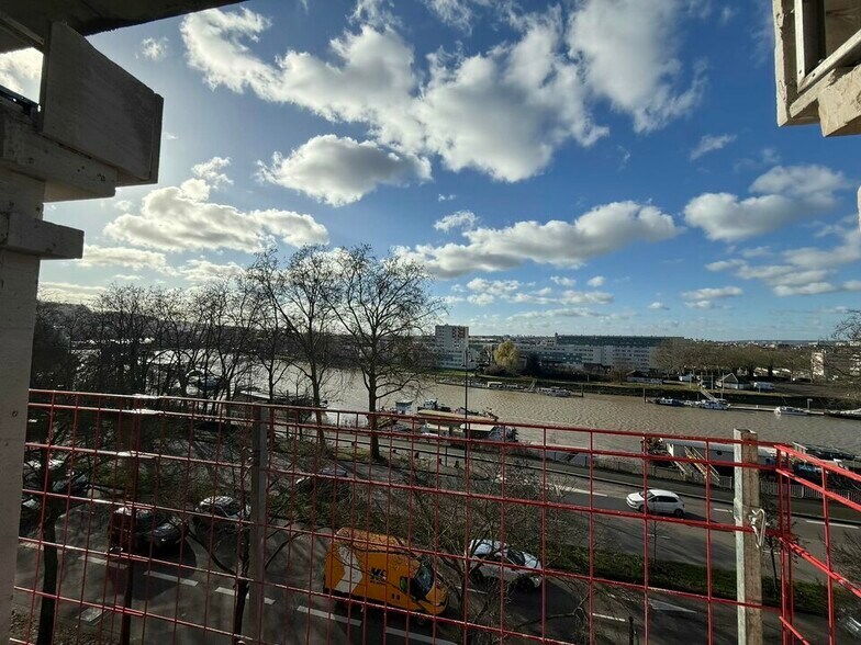 Office in Rouen for lease - Building Photo - Image 2 of 9