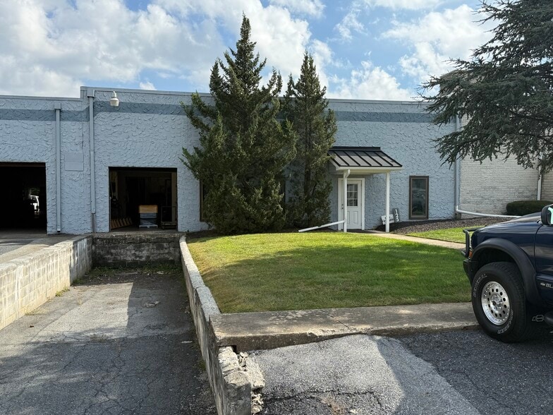 97-125 Ashmore Dr, Leola, PA for lease - Building Photo - Image 3 of 17