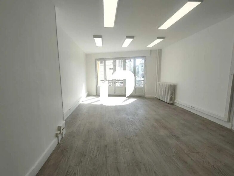 Office in Versailles for lease - Building Photo - Image 1 of 21