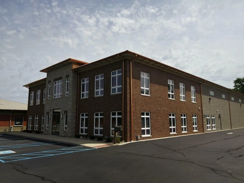 530 N Indiana Ave, Crown Point, IN à louer - Photo du bâtiment - Image 2 de 13
