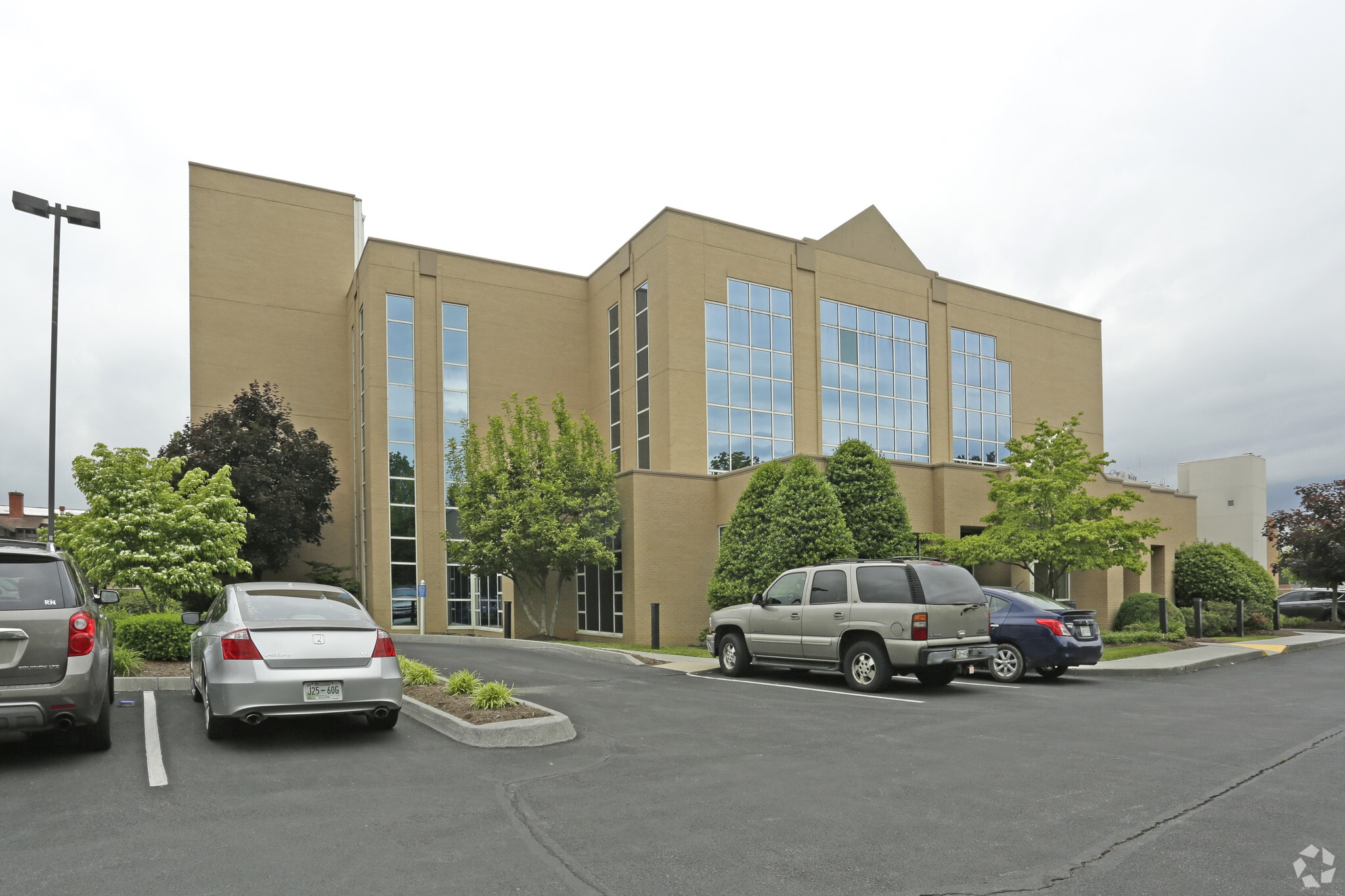 105 W Park Dr, Kingsport, TN for lease Primary Photo- Image 1 of 14