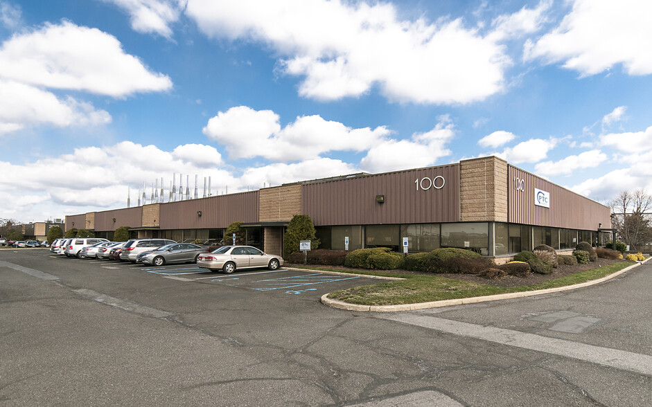 100 Corporate Ct, South Plainfield, NJ for lease - Building Photo - Image 1 of 2