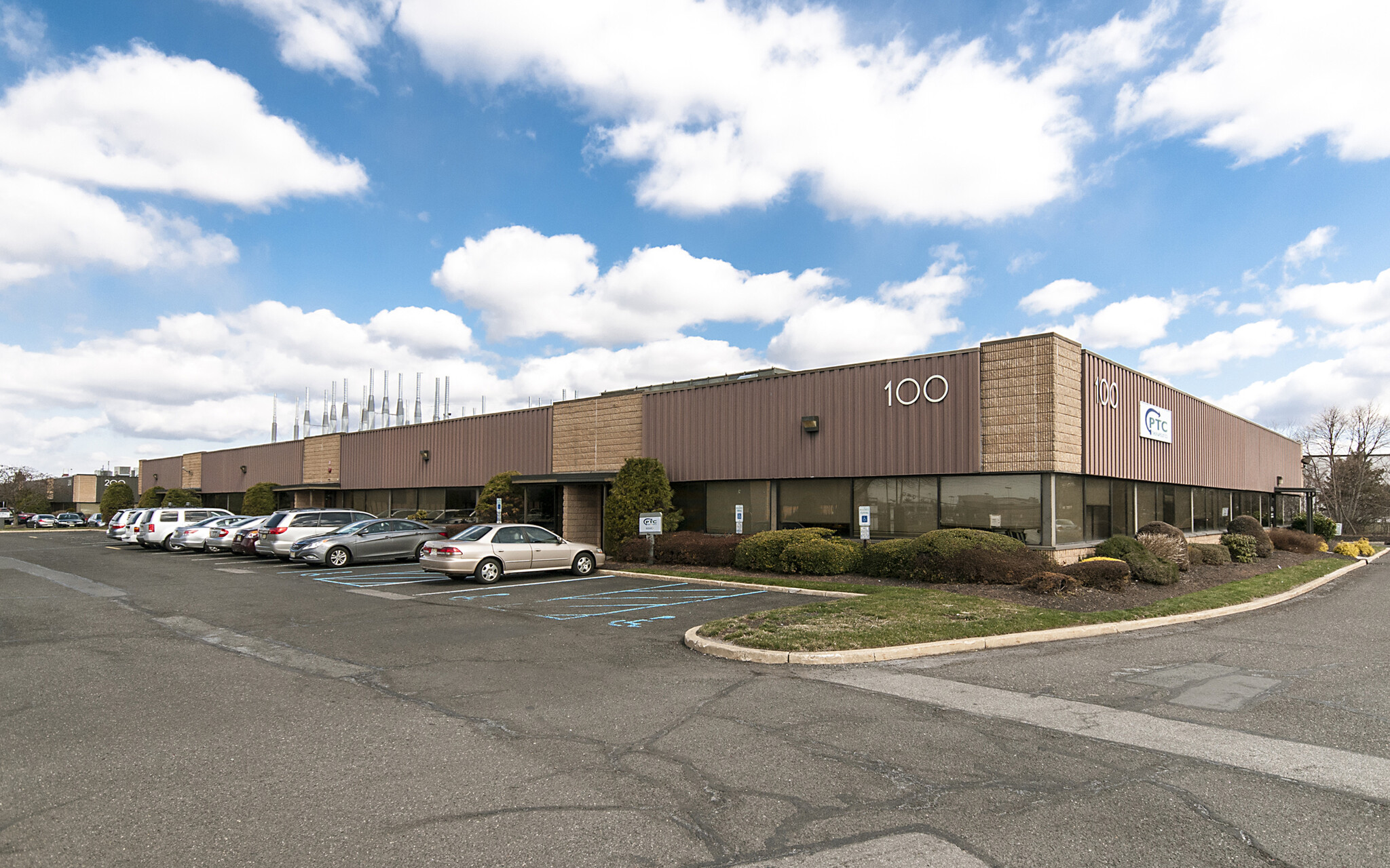 100 Corporate Ct, South Plainfield, NJ à louer Photo du b timent- Image 1 de 3