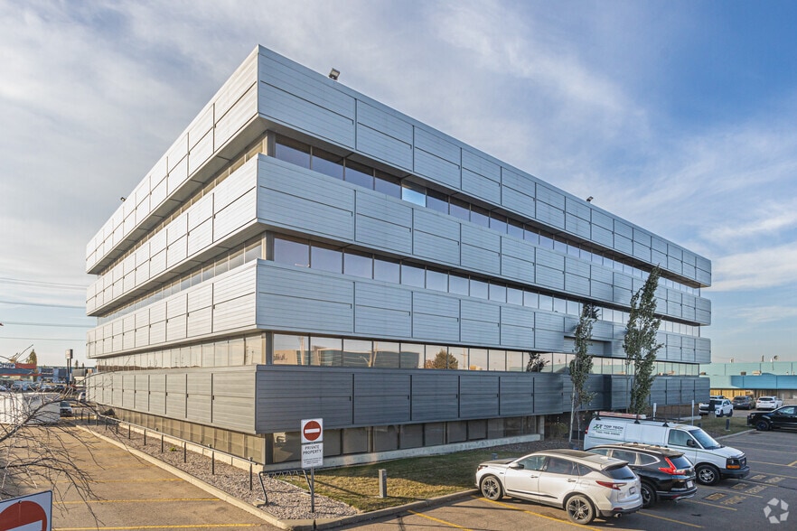 10525 170 St NW, Edmonton, AB for lease - Building Photo - Image 3 of 17