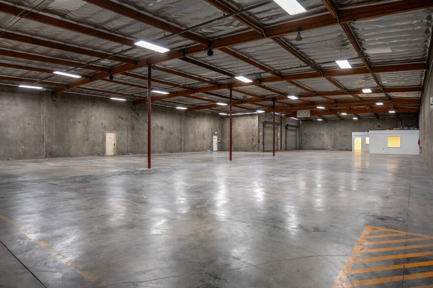 Proctor & Turnbull Industrial Portfolio portefeuille de 4 propriétés à vendre sur LoopNet.ca - Photo du bâtiment - Image 3 de 7
