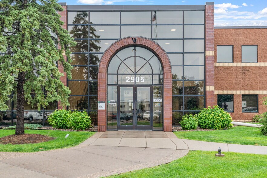 2905 Lexington Ave S, Eagan, MN à vendre - Photo du bâtiment - Image 2 de 131