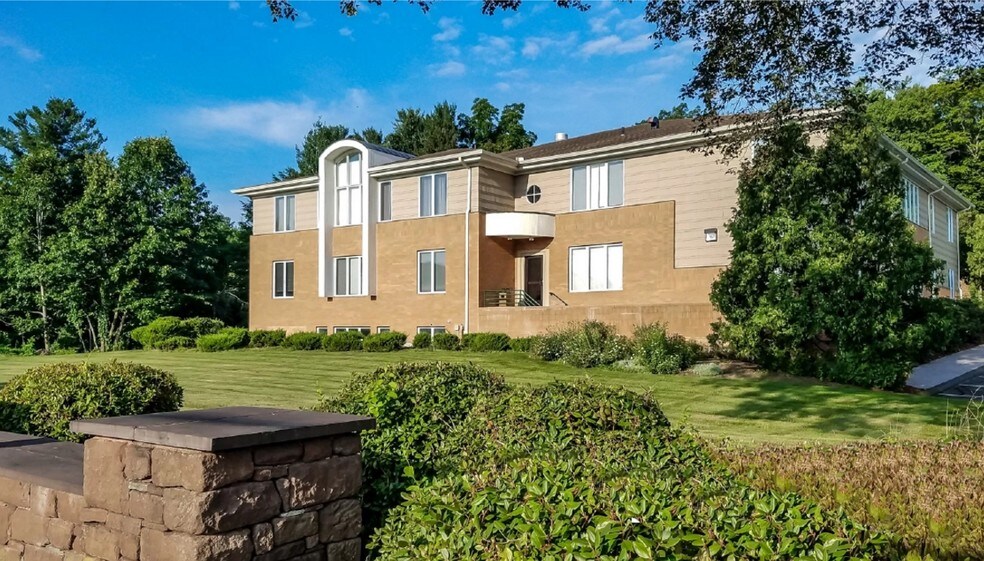 381 Hopmeadow St, Simsbury, CT à louer - Photo du bâtiment - Image 2 de 13