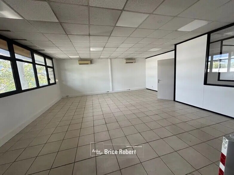 Bureau dans Bron à louer - Photo du bâtiment - Image 2 de 10